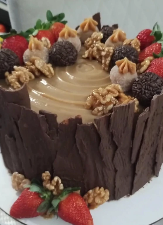 Bolo B&B com decoração de chocolate, morangos e docinhos